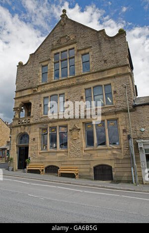 Restaurant/bar construit sur une colline en face de la gare de High Peak Banque D'Images