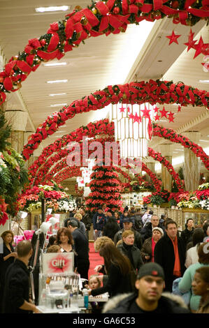 6 décembre 2006 - New York, NY - les gens magasinent pour Noël à l'intérieur du grand magasin Macy's. Banque D'Images