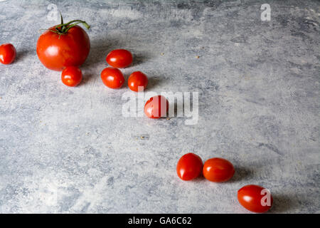 Tomate cerise sur bleu texture grunge Banque D'Images