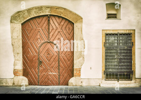 Vieille porte fermée. Banque D'Images
