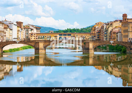 La rivière Arno et le Ponte Vecchio à Florence, Italie. Banque D'Images