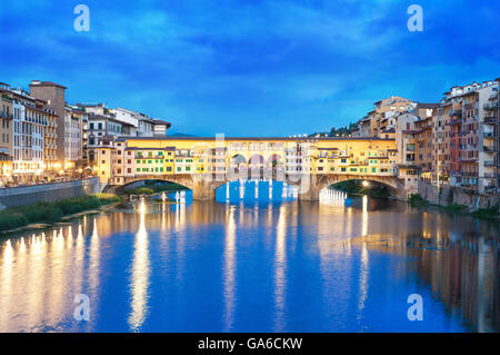 La rivière Arno et le Ponte Vecchio, la nuit à Florence, en Italie. Banque D'Images