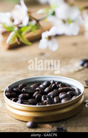 Les grains de café sur la table en bois rustique Banque D'Images