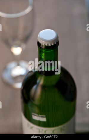 Vue d'une bouteille de 2008 Gruner Veltiner Berger le vin blanc avec un bouchon de la couronne. Banque D'Images