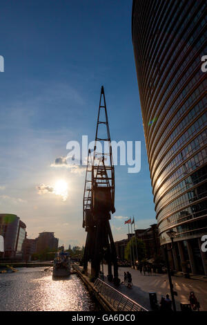 West India Quay cranes à côté de l'hôtel Marriott au coucher du soleil à Canary Wharf, London, UK Banque D'Images