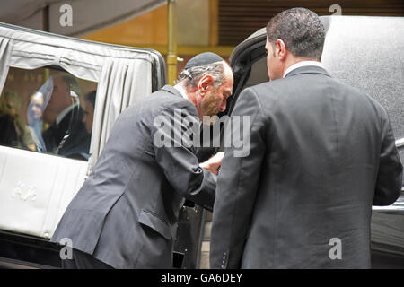 New York City, United States. 06Th Juillet, 2016. Amis & Famille dire adieu à l'auteur, lauréat du prix Nobel et survivant de l'Holocauste, Elie Wiesel, le matin, dans un service funéraire à Manhattan's Park East Synagogue. Credit : Andy Katz/Pacific Press/Alamy Live News Banque D'Images