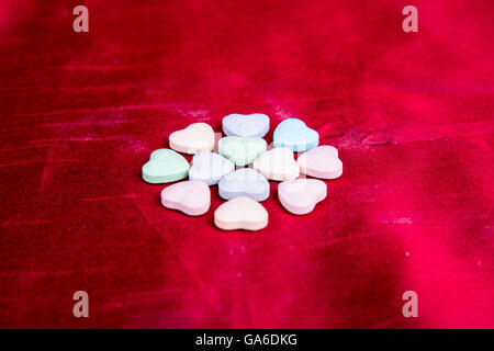 Valentine's candy hearts conversation avec de simples mots d'amour sur eux. Banque D'Images