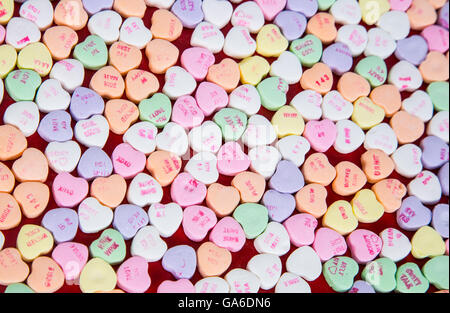 Valentine's candy hearts conversation avec de simples mots d'amour sur eux. Banque D'Images