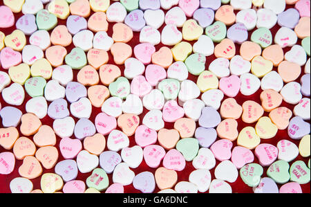 Valentine's candy hearts conversation avec de simples mots d'amour sur eux. Banque D'Images