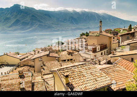 Panorama de Limone sul Garda, une petite ville sur le lac de Garde, Italie. Banque D'Images