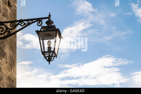 Vieille lampe de rue en fer forgé avec copie espace. Banque D'Images