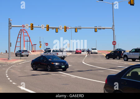 Véhicules sur McCaslin Road. Passer du côté droit de conduire sur le côté gauche de la conduite à la U.S. 36 iverging "échange de diamants." Banque D'Images