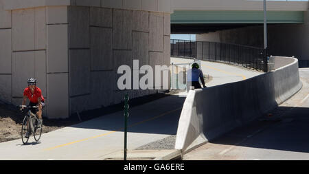 Des cyclistes sur la piste cyclable 36 américains passent sous un pont à la U.S. 36 et McCaslin Blvd échangeur à Louisville CO Banque D'Images