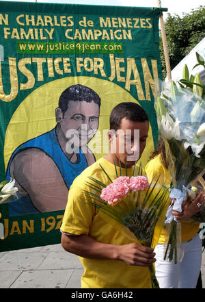 Alex Pereira, premier plan, dirige la famille au deuxième anniversaire de son cousin Jean Charles de Menezes à son mémorial devant la station de métro Stockwell, Londres. Banque D'Images