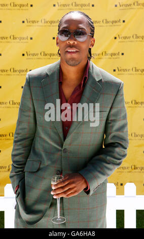 Singer Lemar arrive au Cowdray Park Polo Club à Midhurst, dans le Sussex, pour la finale de la coupe d'or veuve Clicquot pour le championnat de polo ouvert britannique entre Lechuza Caracas et Loro Piana. Banque D'Images