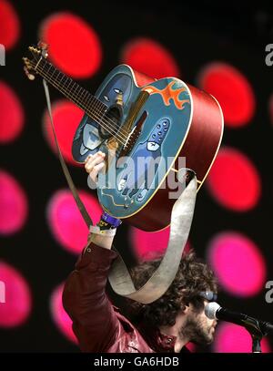 T4 sur la plage - Weston-Super-Mare.Rhys de Grubr des animaux Super Furry qui se produisent à T4 sur la plage, à Weston-Super-Mare. Banque D'Images