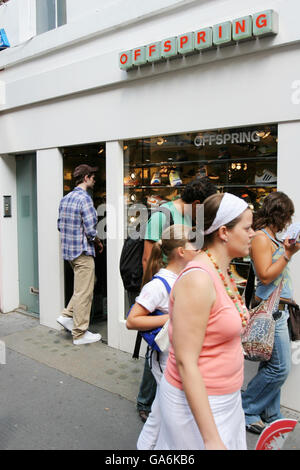 Vue générale d'un petit magasin de chaussures à Covent Garden, dans le centre de Londres. Banque D'Images