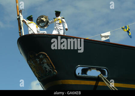 Les membres de l'orchestre de 45 steelpan, The Trinidad & Tobago Defence Force Band, sont prêts à jouer sur le Royal Yacht Britannia à Édimbourg, avant de se rendre au Military Tattoo. Banque D'Images