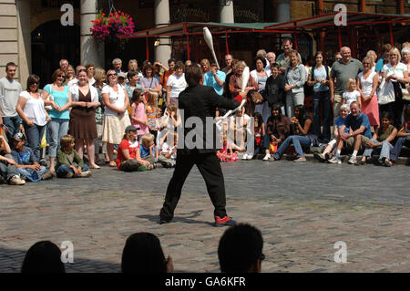 Une vue générale d'un artiste de rue qui divertit les foules à Covent Garden, dans le centre de Londres. Banque D'Images