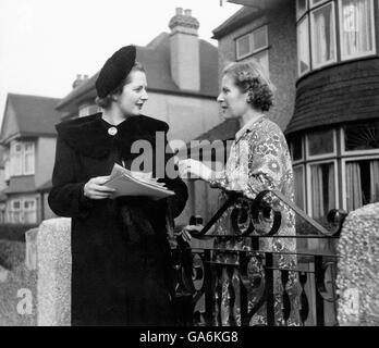 Vingt Margaret Roberts (Thatcher to be), âgée de six ans, ma, B.Sc., candidate conservatrice à Dartford, qui était la plus jeune candidate de n'importe quel parti aux dernières élections, est photographiée lorsqu'elle a commencé sa campagne de démarchage dans sa circonscription. Mme Roberts, qui est considérée comme la meilleure candidate des Tory, est également en train de lire pour le Barreau dans son temps libre. Dans cette photo, on la voit parler avec une femme au foyer le 4 octobre 1951. Banque D'Images