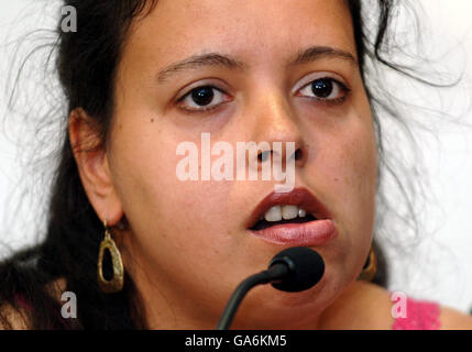 Patricia Da Silva Armani, cousine de Jean Charles de Menezes, lors d'une conférence de presse après que le GIEC ait publié son rapport à la suite du tournage de Jean Charles de Menezes, dans le centre de Londres. Banque D'Images