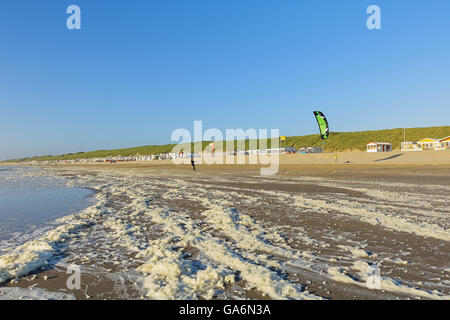 L'homme quitte le kite-surf sur la plage de la mer du Nord aux Pays-Bas Banque D'Images