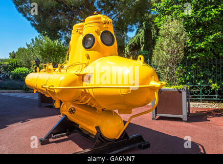 Jacques Cousteau's Yellow Submarine original est en exposition permanente à l'extérieur du Musée Océanographique de Monaco. Banque D'Images