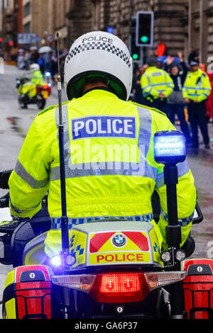 Motocycliste Police avec feux bleus clignotants sur son vélo, Glasgow, Royaume-Uni Banque D'Images