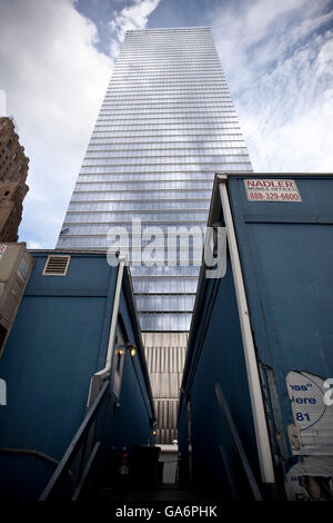 Skyscraper vu depuis le site de construction du Ground Zero à New York, NY, USA Banque D'Images