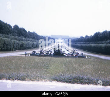 1970 Cette photo montre une vue de la façade nord du Palais de Caserte. La photo a été prise depuis le jardin. Caserta est dans le sud de l'Italie et le palais abrite une ancienne résidence royale. Il a été construit pour le Bourbon rois de Naples. Ici le travail a commencé en 1753. Le palais est aujourd'hui au patrimoine mondial de l'UNESCO Liste des sites. Banque D'Images