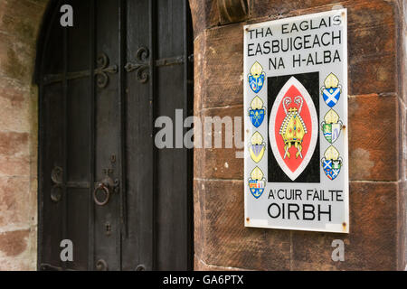 L'Église épiscopale écossaise signe par la porte d'Inveraray, Argyll en Ecosse - écrit en gaélique écossais Banque D'Images