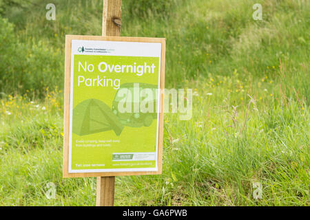 "Pas de parking de nuit' signe au repos et d'être reconnaissants, Glen Croe, Ecosse, Royaume-Uni Banque D'Images