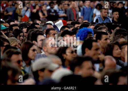 Foule de fans regarder l'équipe de football française jeu sur écran géant dans la place de l'Hôtel de Ville à Paris, France, juin 2002. Banque D'Images