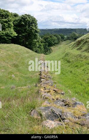 Vestiges romains du mur d'Antonin comme il coupe sur Barr Hill dans le North Lanarkshire, Écosse, Royaume-Uni Banque D'Images