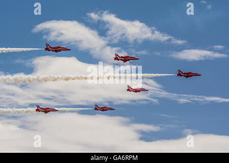 La RAF Flèches rouges les nuages à la Journée de l'air, Yeovilton Royaume-uni le 2 juillet 2016. Banque D'Images