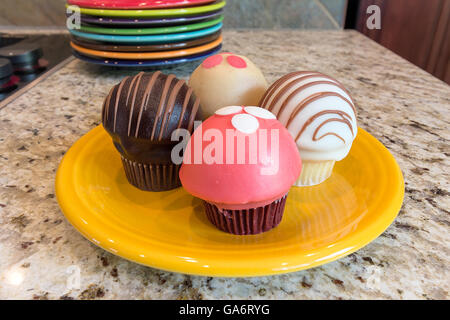 Cupcakes desserts sucrés sur plaque jaune assis sur un comptoir de cuisine en granit macro closeup Banque D'Images