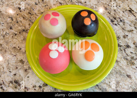 Cupcakes desserts sucrés sur plaque vert lime assis sur un comptoir de cuisine en granit macro closeup vue supérieure Banque D'Images