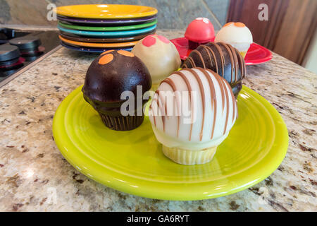 Cupcakes desserts sucrés sur plaque vert lime assis sur un comptoir de cuisine en granit macro closeup Banque D'Images