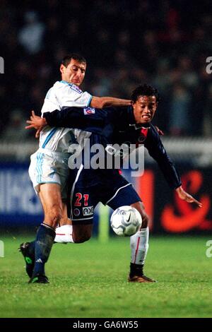 Le Ronaldinho (r) de Paris Saint Germain tente de s'en prendre à Marseille Piotr Swierczewski (l) Banque D'Images