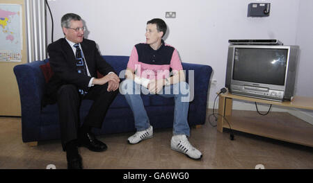 Le ministre de la sécurité communautaire, Fergus Ewing (à gauche), s'entretient avec Mark Bonner, qui est en partie à travers un programme de traitement de la toxicomanie avec des alternatives du Sud-est, au Centre Adelphi de Glasgow. Banque D'Images