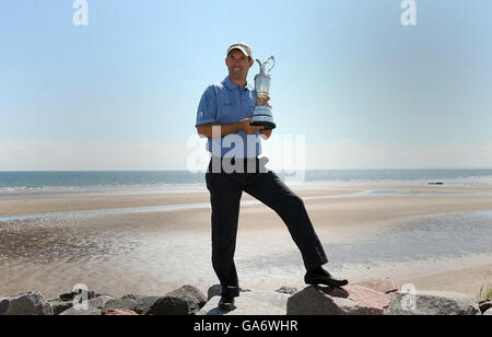 Padraig Harrington, vainqueur du Championnat d'ouverture 2007, pose son trophée sur la plage à la suite d'une conférence de presse à Carnoustie, en Écosse. Banque D'Images