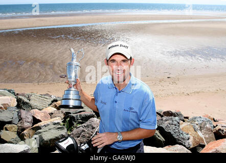 Padraig Harrington, vainqueur du Championnat d'ouverture 2007, pose son trophée sur la plage à la suite d'une conférence de presse à Carnoustie, en Écosse. Banque D'Images