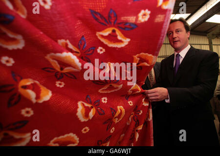 David Cameron, chef du Parti conservateur de Grande-Bretagne à l'usine textile d'Utexrwa à Kigali, au Rwanda, au cours d'une visite de deux jours dans le pays. Banque D'Images