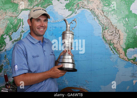 Golf - Padraig Harrington - arrivée - aéroport Weston.L'Ireland Padraig Harrington accueille le Claret Jug à son arrivée à l'aéroport Weston de Co. Kildare, en Irlande. Banque D'Images