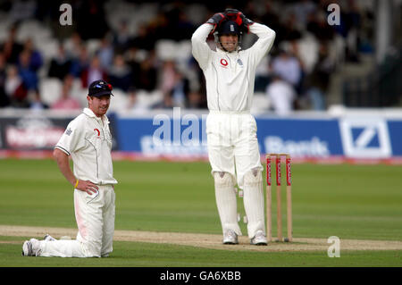 Cricket - npower Premier test - Angleterre / Inde - deuxième jour - Lord's.Matthew Prior et Paul Collingwood (à gauche), le joueur de cricket d'Angleterre, ont l'air abattu après un match de cricket Banque D'Images