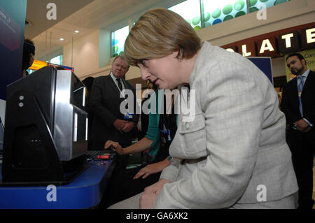 Le ministre de l'intérieur britannique, Jacqui Smith, lors d'une visite à l'aéroport d'Heathrow, a vu les contrôles rigoureux de l'immigration en place. Banque D'Images