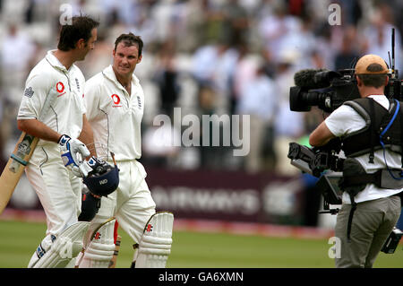 Le capitaine d'Angleterre Michael Vaughan (à gauche) et Andrew Strauss quittent le outfield Banque D'Images