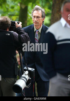 Acteur et écrivain de comédie Chris Langham devant la Cour de justice de Maidstone, dans le Kent. Banque D'Images