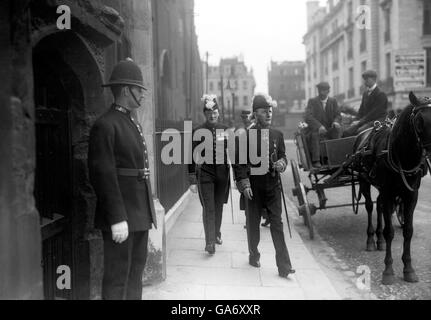 Le sous-secrétaire d'État pour les colonies Winston Churchill arrive au numéro 10 Downing Street avec John Morley, secrétaire d'État pour l'Inde. Banque D'Images