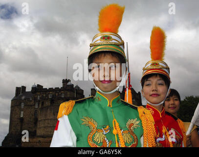 Les premières filles de Taipei Senior High School Guard & Drum corps visitent le château d'Édimbourg pour la première fois avant leur performance au Edinburgh Tattoo, dans sa 58e année et se déroule du 3 au 25 août. APPUYEZ SUR ASSOCIATION photo. Date de la photo : vendredi 27 juillet 2007. Les organisateurs du 58e Tattoo militaire d'Édimbourg ont dévoilé aujourd'hui leur ligne pour l'événement de cette année. Des centaines de musiciens, de danseurs et de motards se produisent le mois prochain sur fond spectaculaire du château d'Édimbourg. Voir PA Story SCOTLAND Tattoo. Le crédit photo devrait se lire comme suit : David Cheskin/PA Wire Banque D'Images